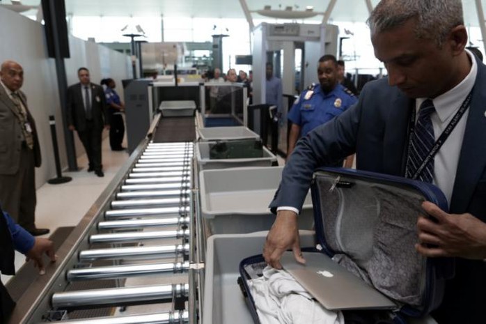 Mỹ: Kế hoạch an ninh mới thay lệnh cấm laptop trên chuyến bay - Ảnh 2.