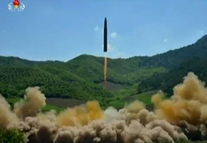Chuyên gia: Tên lửa Triều Tiên có thể bắn đến Alaska - Ảnh 1.