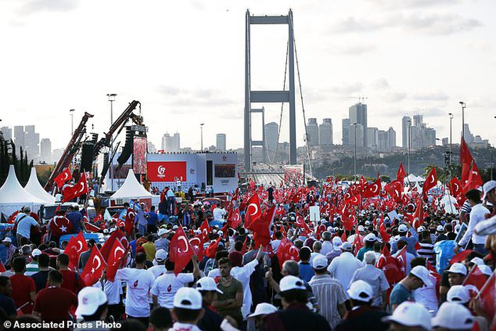 Tổng thống Thổ Nhĩ Kỳ thề lấy đầu kẻ phản bội - Ảnh 2.