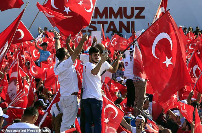 Tổng thống Thổ Nhĩ Kỳ thề lấy đầu kẻ phản bội - Ảnh 3.