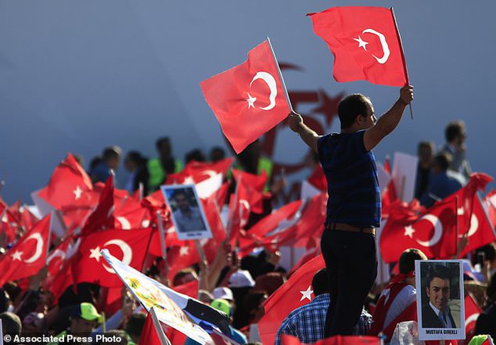 Tổng thống Thổ Nhĩ Kỳ thề lấy đầu kẻ phản bội - Ảnh 4.