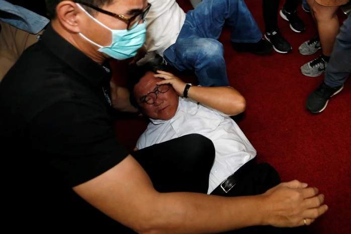 Choảng nhau bầm dập trong cuộc họp của nghị sĩ Đài Loan - Ảnh 1.