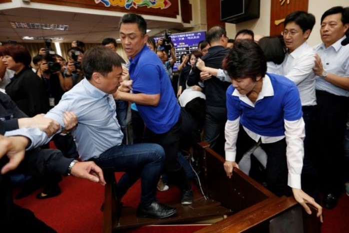 Choảng nhau bầm dập trong cuộc họp của nghị sĩ Đài Loan - Ảnh 2.