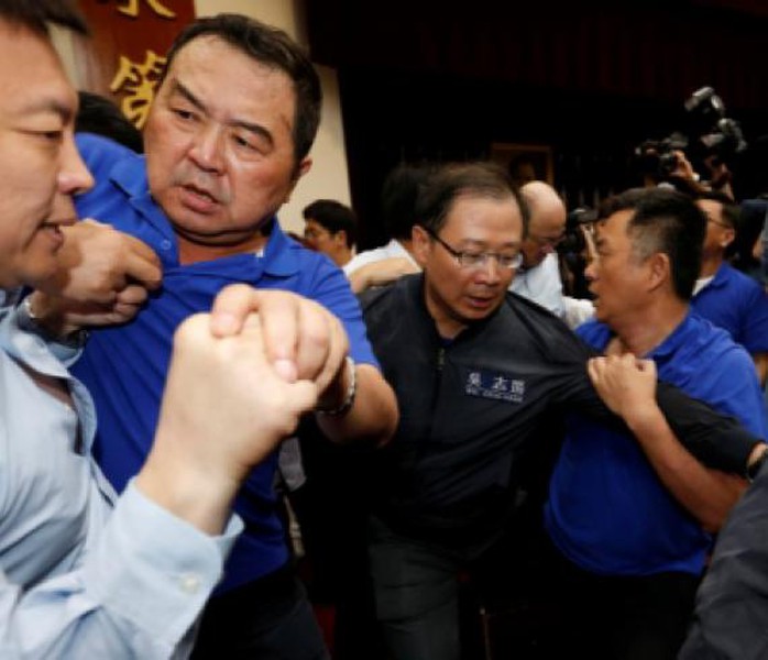Choảng nhau bầm dập trong cuộc họp của nghị sĩ Đài Loan - Ảnh 3.