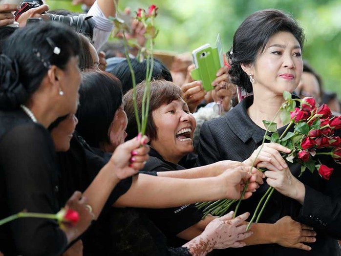 Bà Yingluck bị đóng băng hơn chục tài khoản - Ảnh 1.