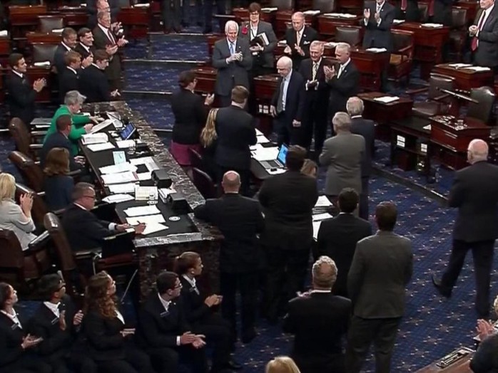 Dự luật thay Obamacare đạt kỳ tích, tổng thống Mỹ cảm ơn ông McCain - Ảnh 1.