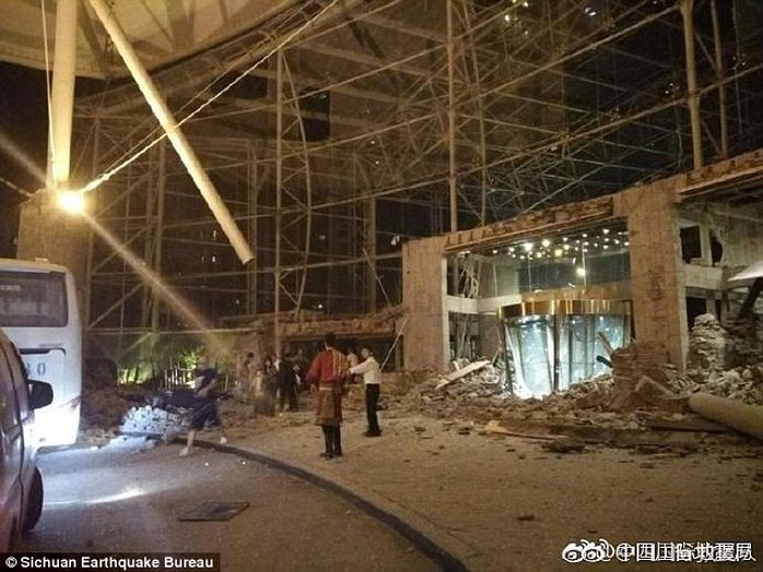 Động đất Trung Quốc, hàng trăm người thương vong - Ảnh 3.