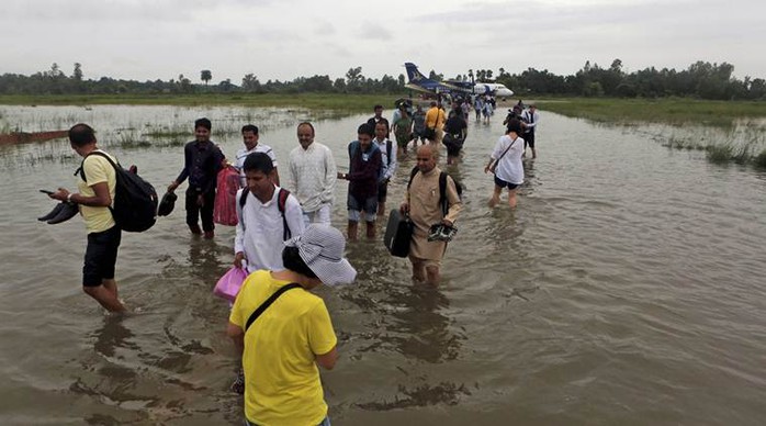 Nepal: Lũ lụt nghiêm trọng, người dân sơ tán bằng voi - Ảnh 3.