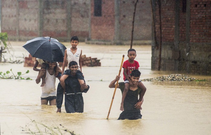 Nepal: Lũ lụt nghiêm trọng, người dân sơ tán bằng voi - Ảnh 7.