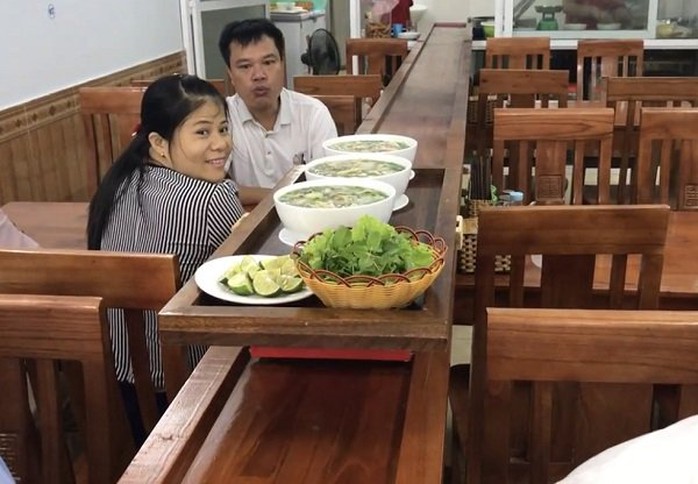 Quán phở lạ nhất Việt Nam: Phở tự chạy ra mời khách! - Ảnh 2. Quán phở lạ nhất Việt Nam: Phở tự chạy ra mời khách! - Ảnh 2.