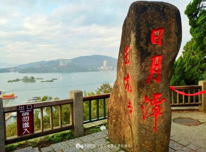 Du khách Việt tiểu bậy xuống hồ nổi tiếng Đài Loan - Ảnh 2. Du khách Việt tiểu bậy xuống hồ nổi tiếng Đài Loan - Ảnh 2.