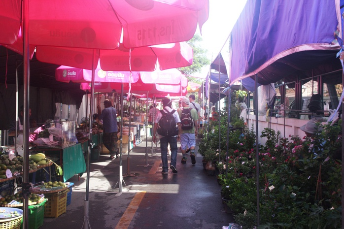Đi chợ nổi Taling Chan ở Bangkok - Ảnh 1.