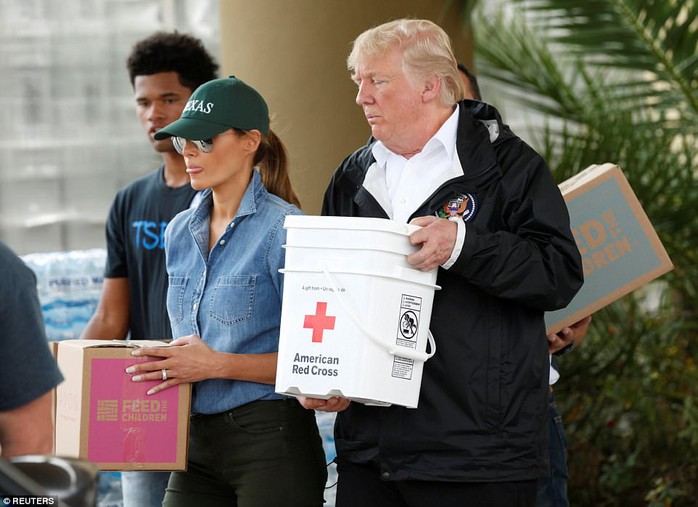 Quay lại Texas, ông Donald Trump chúc nạn nhân bão thời gian tốt lành - Ảnh 8.