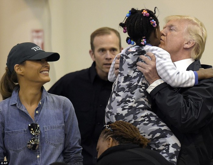 Quay lại Texas, ông Donald Trump chúc nạn nhân bão thời gian tốt lành - Ảnh 3.