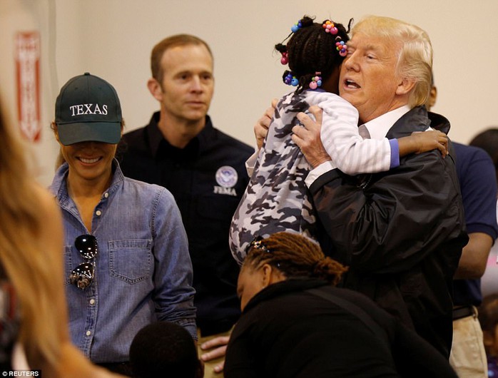 Quay lại Texas, ông Donald Trump chúc nạn nhân bão thời gian tốt lành - Ảnh 4.