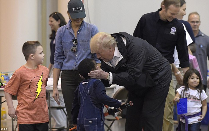 Quay lại Texas, ông Donald Trump chúc nạn nhân bão thời gian tốt lành - Ảnh 5.