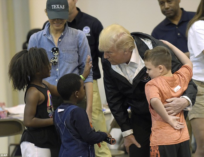 Quay lại Texas, ông Donald Trump chúc nạn nhân bão thời gian tốt lành - Ảnh 7.