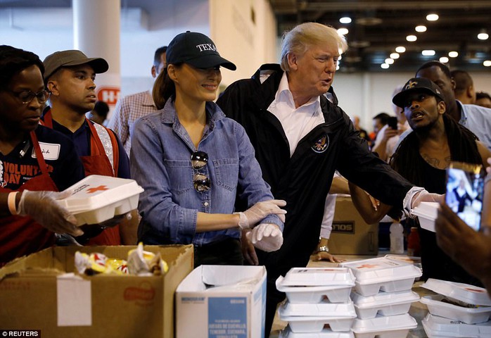 Quay lại Texas, ông Donald Trump chúc nạn nhân bão thời gian tốt lành - Ảnh 9.