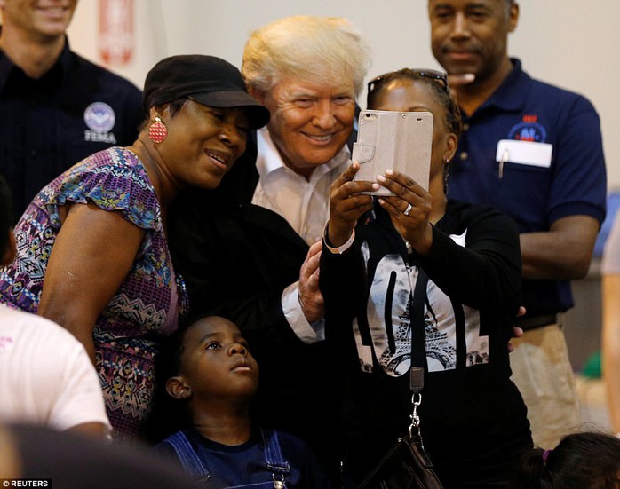 Quay lại Texas, ông Donald Trump chúc nạn nhân bão thời gian tốt lành - Ảnh 2.