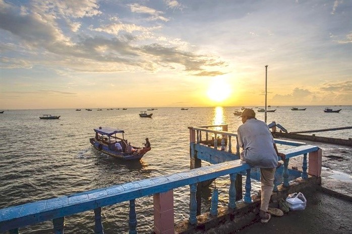 Sớm mai ghé bến cá Đèn Đỏ, kiếm cá độc ăn chơi - Ảnh 1.