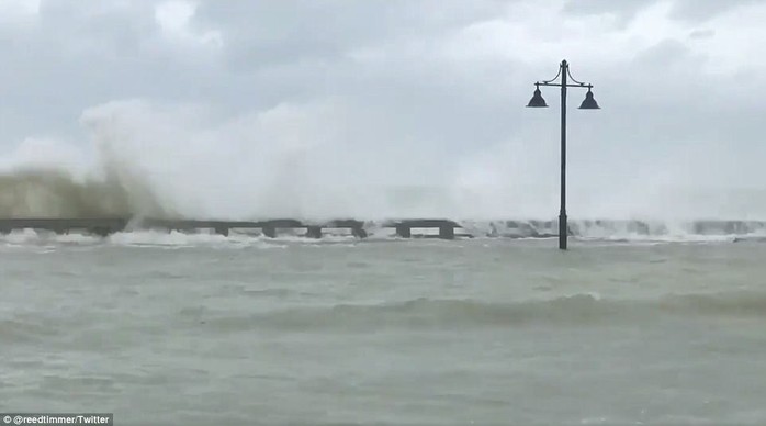 Bão Irma thổi bay nhà tù, hơn 100 tù nhân trốn thoát - Ảnh 4.