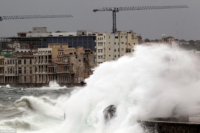 Bão Irma thổi bay nhà tù, hơn 100 tù nhân trốn thoát - Ảnh 10.