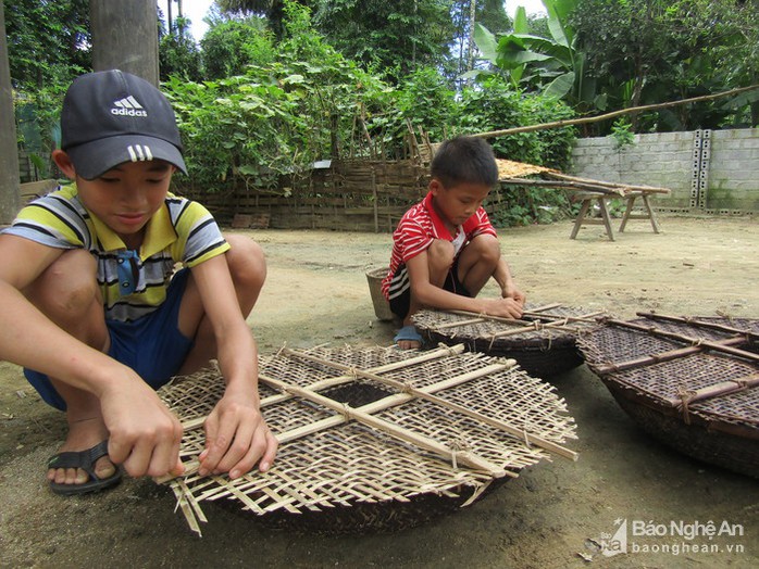 Chiêu độc săn cá suối của trẻ em vùng cao Nghệ An - Ảnh 1.