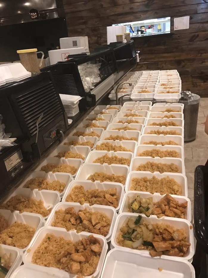 Mỹ: Chủ nhà hàng gốc Việt nấu 1.000 suất ăn cho nạn nhân bão - Ảnh 2.