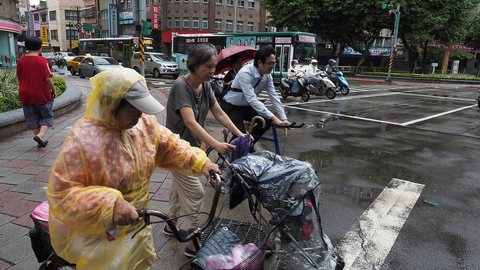 Né Trung Quốc, bão Talim gây mưa lớn nhất 50 năm ở Nhật Bản - Ảnh 2.