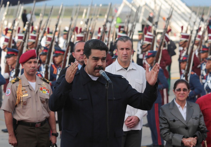 
Tổng thống Venezuela phát biểu tại sân bay Simon Bolivar hôm 7-10. Ảnh: Reuters
