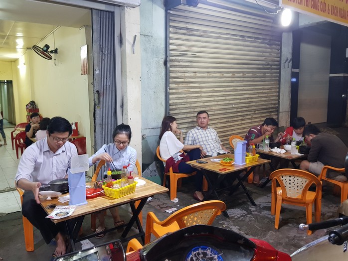 Người Sài Gòn ăn cháo Tiều trứ danh bằng thố đất - Ảnh 4. Người Sài Gòn ăn cháo Tiều trứ danh bằng thố đất - Ảnh 4.