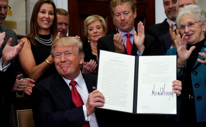 
Ông Donald Trump ký sắc lệnh làm suy yếu Obamacare. Ảnh: Reuters
