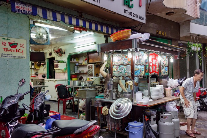 Tiệm mì 70 năm của người Hoa giữa lòng Sài Gòn - Ảnh 1. Tiệm mì 70 năm của người Hoa giữa lòng Sài Gòn - Ảnh 1.
