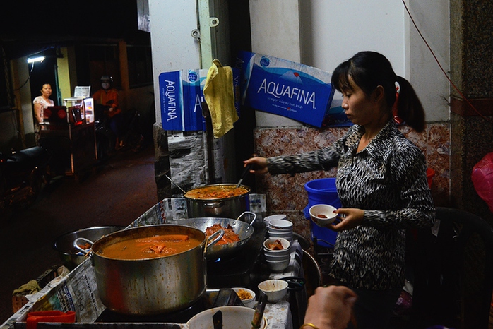 Phá lấu bò hơn 20 năm trong hẻm ở Sài Gòn - Ảnh 1. Phá lấu bò hơn 20 năm trong hẻm ở Sài Gòn - Ảnh 1.