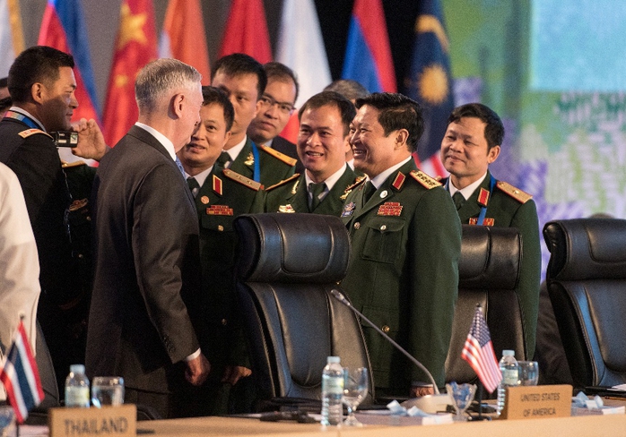 Bộ trưởng Quốc phòng Việt - Mỹ: Tăng cường hợp tác an ninh hàng hải - Ảnh 1.