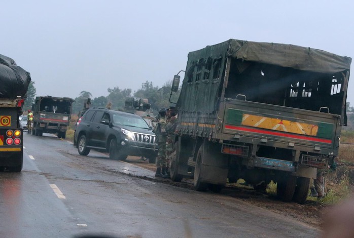 Zimbabwe: Tư lệnh quân đội làm phản, lật đổ tổng thống 93 tuổi? - Ảnh 1.