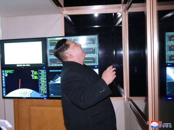 Triều Tiên khoe ảnh ông Kim Jong-un vui mừng theo dõi tên lửa - Ảnh 1.