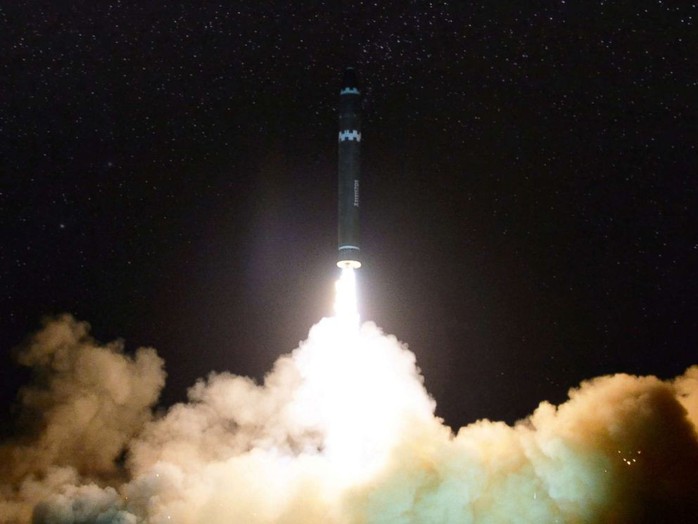 Triều Tiên khoe ảnh ông Kim Jong-un vui mừng theo dõi tên lửa - Ảnh 5.