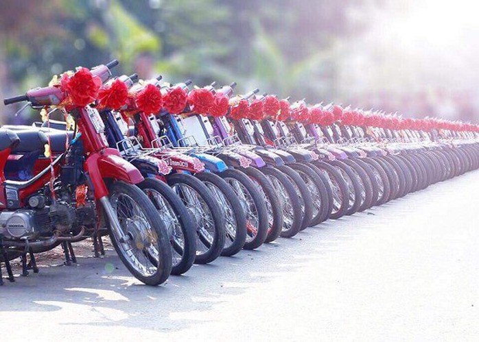 Độc đáo màn rước dâu bằng 100 xe Dream thắt nơ đỏ - Ảnh 2. Độc đáo màn rước dâu bằng 100 xe Dream thắt nơ đỏ - Ảnh 2.