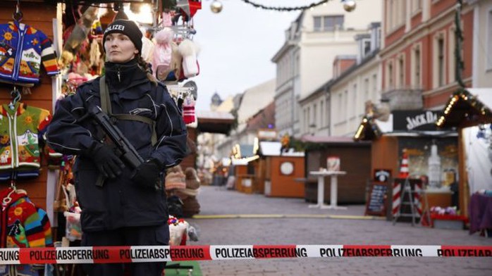 Bóng ma khủng bố quay lại chợ Giáng sinh Đức - Ảnh 1.