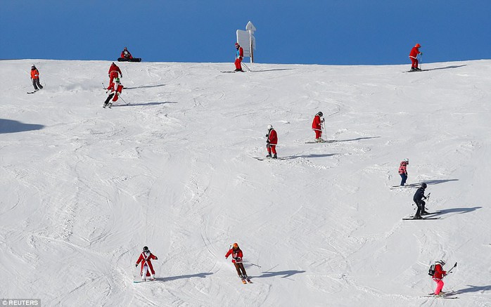 Bắt gặp hàng ngàn ông già Noel vui vẻ trên núi Alps - Ảnh 1.