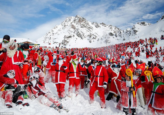 Bắt gặp hàng ngàn ông già Noel vui vẻ trên núi Alps - Ảnh 2.