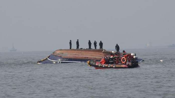 Tàu cá Hàn Quốc đâm tàu tiếp dầu, 13 người thiệt mạng - Ảnh 1.