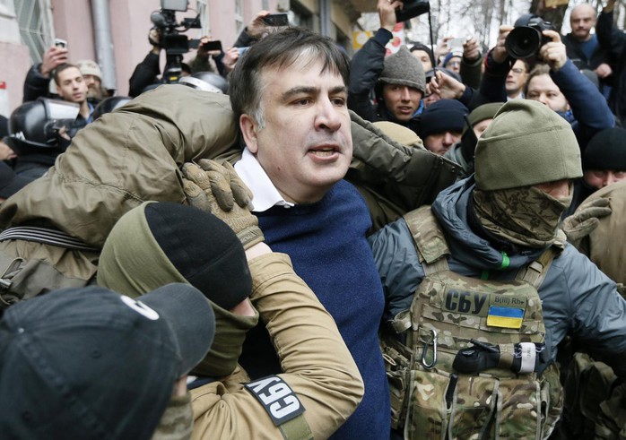 
Cựu tổng thống Georgia Mikheil Saakashvili bị cảnh sát bắt giữ tại nhà ở Kiev hôm 5-12. Ảnh: Reuters
