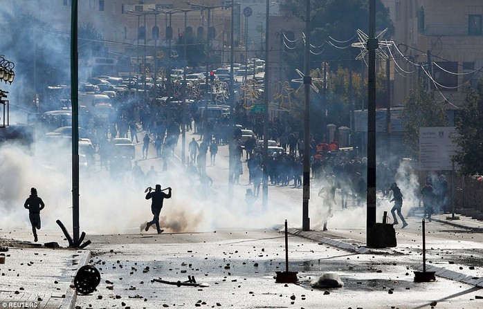 Vụ Jerusalem: Đạn lửa bùng cháy sau quyết định của ông Donald Trump - Ảnh 1.