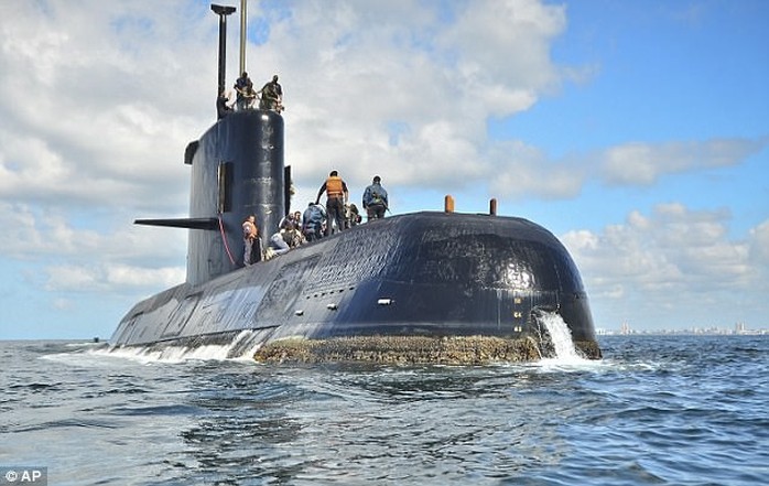 Tàu ngầm Argentina mất tích đã bị trực thăng Anh rượt đuổi? - Ảnh 2.