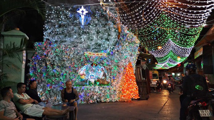 Không khí Noel ở những xóm đạo lớn nhất Sài Gòn - Ảnh 1.