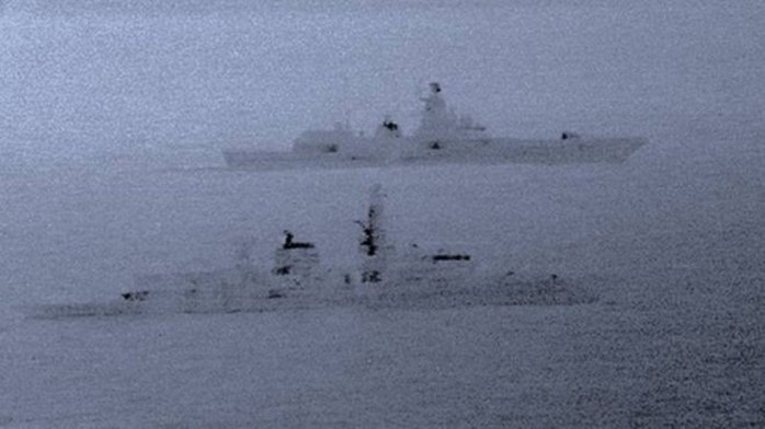 Tàu khu trục Anh kèm sát tàu chiến Nga - Ảnh 1.
