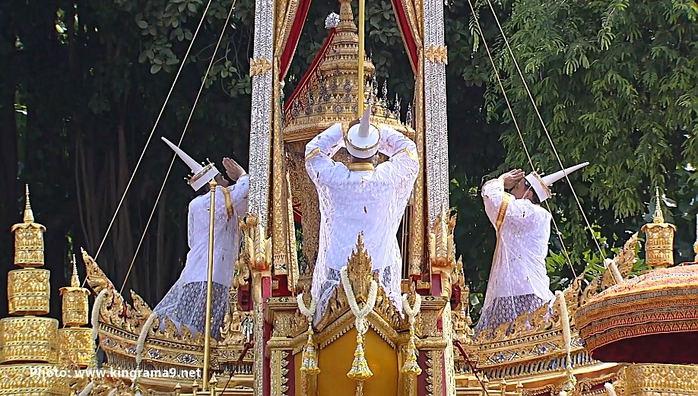 Thái Lan: Thi hài cố quốc vương được đưa vào tháp hỏa táng - Ảnh 21.