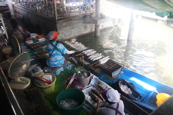 Đi chợ nổi Taling Chan ở Bangkok - Ảnh 13.